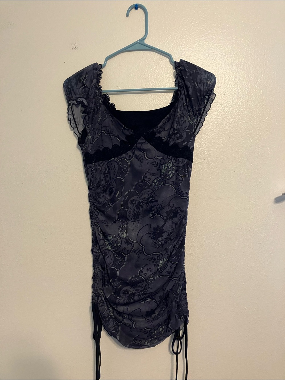 ROMWE Black Top with Pink Logo Tag